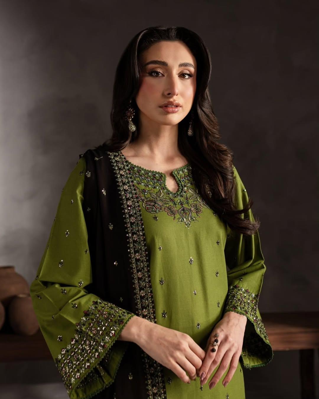 Ezza 3PC – Elegance in Every Thread